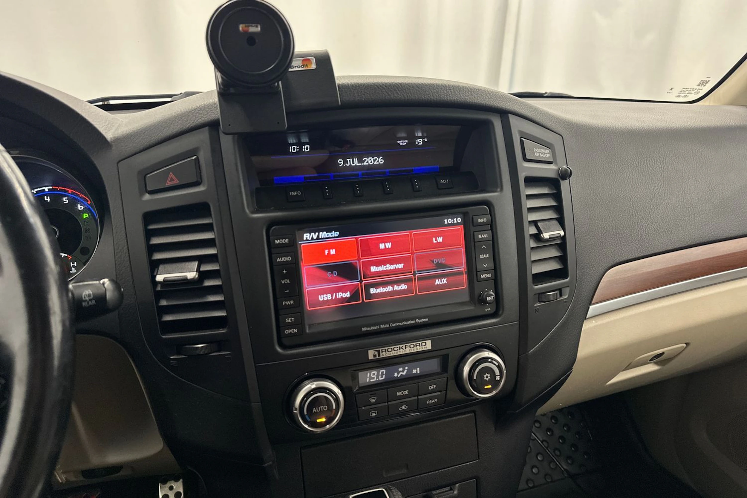 Ruskea (beige) Mitsubishi Pajero 2011 kuva 15.