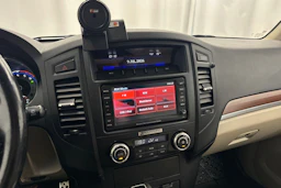 Ruskea (beige) Mitsubishi Pajero 2011 kuva 15.