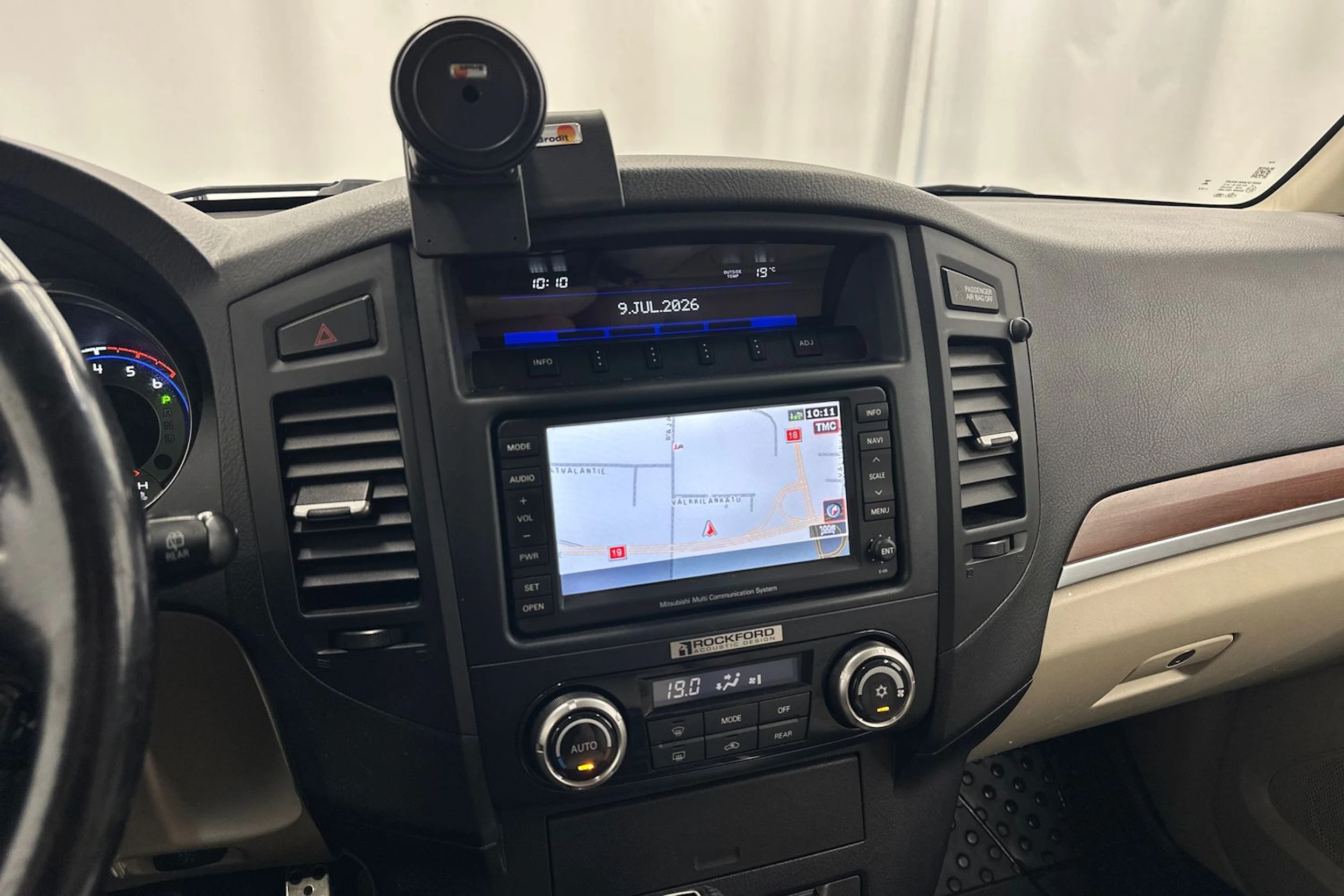Ruskea (beige) Mitsubishi Pajero 2011 kuva 16.