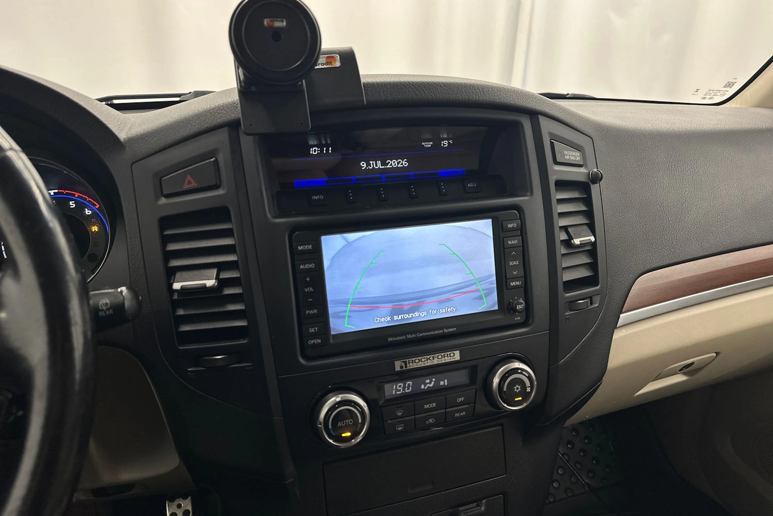 Ruskea (beige) Mitsubishi Pajero 2011 kuva 17.
