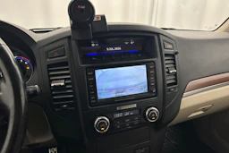 Ruskea (beige) Mitsubishi Pajero 2011 kuva 17.