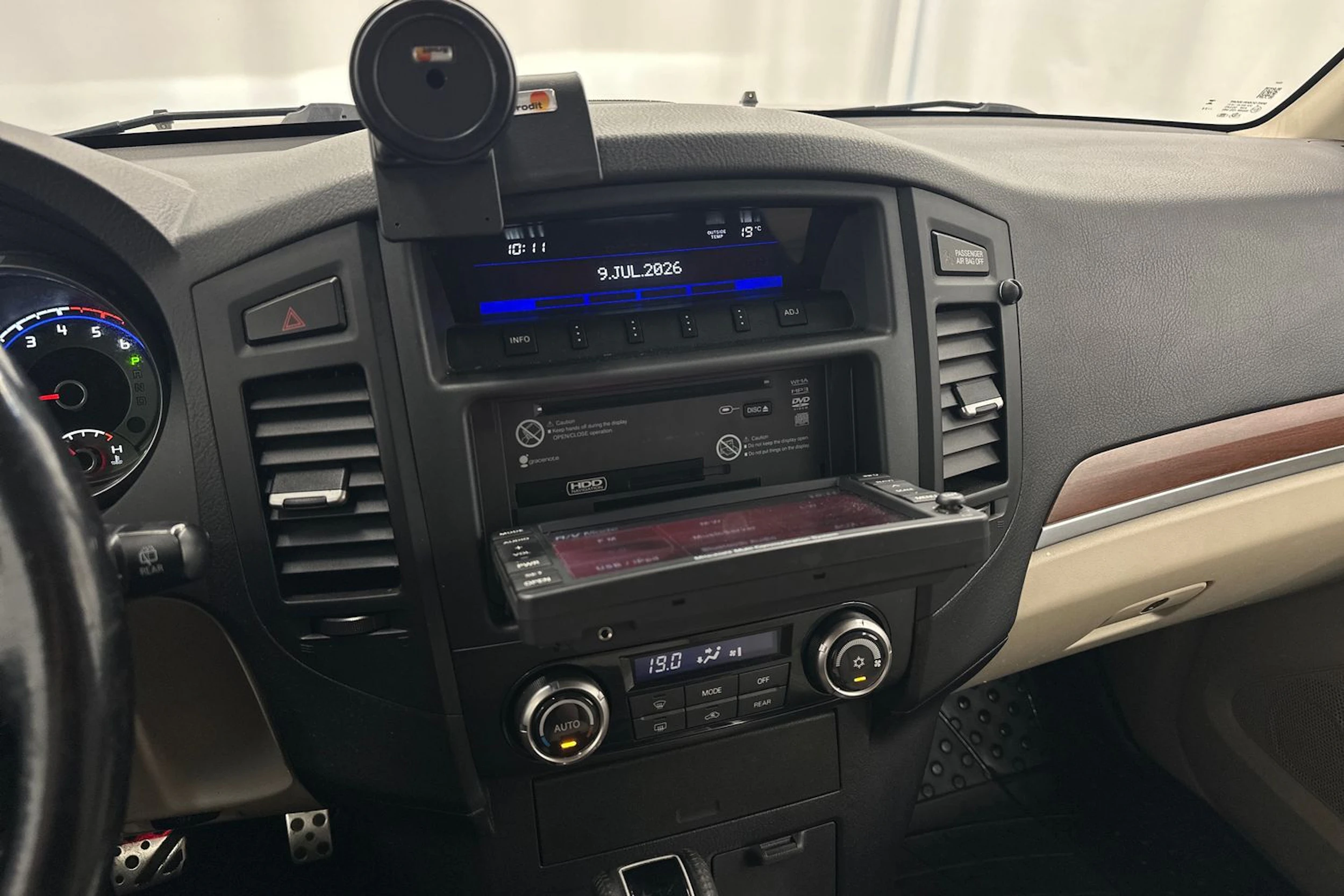 Ruskea (beige) Mitsubishi Pajero 2011 kuva 18.