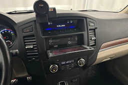 Ruskea (beige) Mitsubishi Pajero 2011 kuva 18.