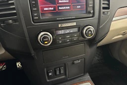 Ruskea (beige) Mitsubishi Pajero 2011 kuva 19.