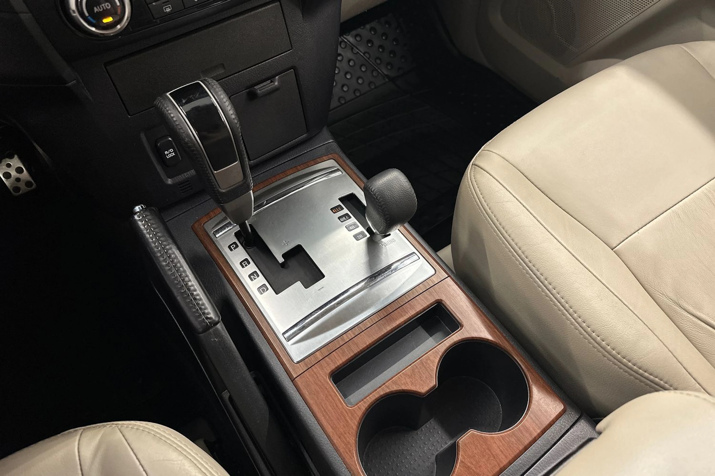 Ruskea (beige) Mitsubishi Pajero 2011 kuva 20.