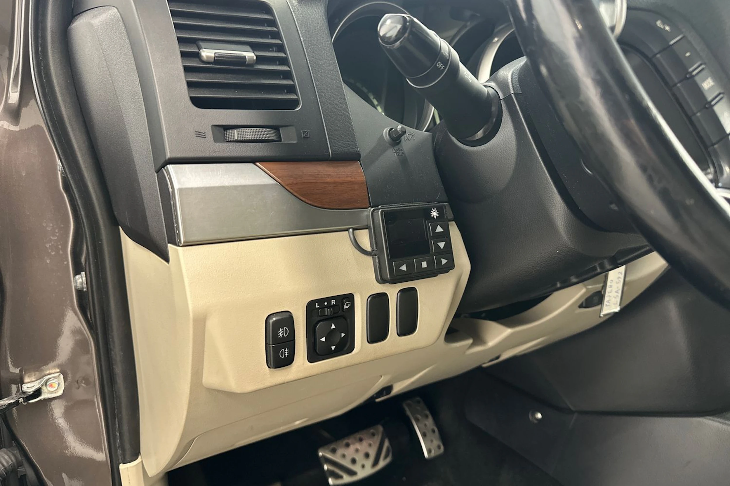 Ruskea (beige) Mitsubishi Pajero 2011 kuva 21.
