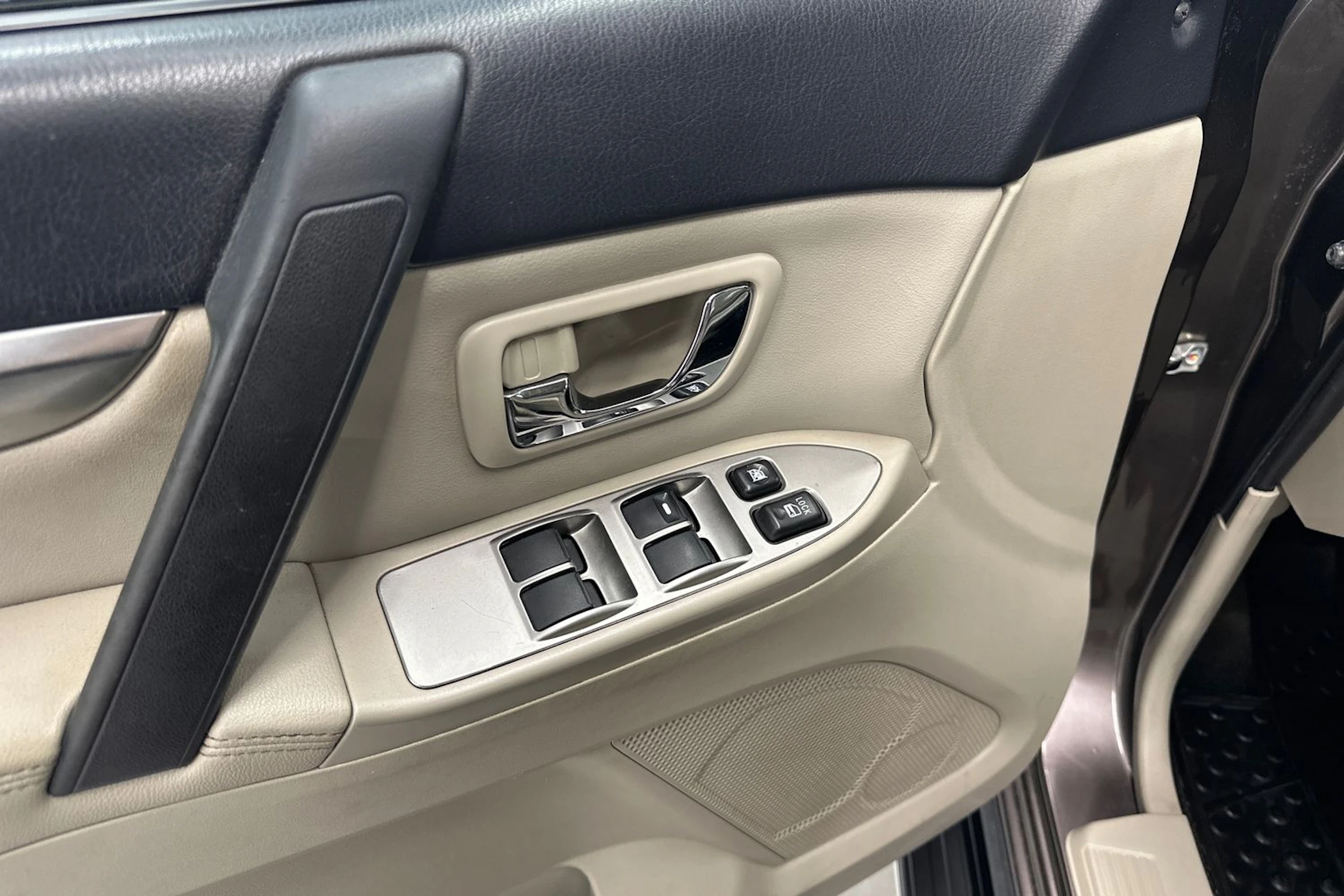Ruskea (beige) Mitsubishi Pajero 2011 kuva 22.