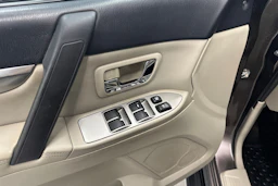 Ruskea (beige) Mitsubishi Pajero 2011 kuva 22.
