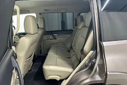 Ruskea (beige) Mitsubishi Pajero 2011 kuva 23.