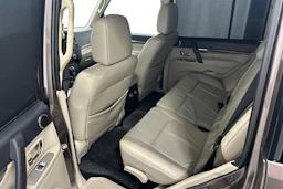 Ruskea (beige) Mitsubishi Pajero 2011 kuva 24.