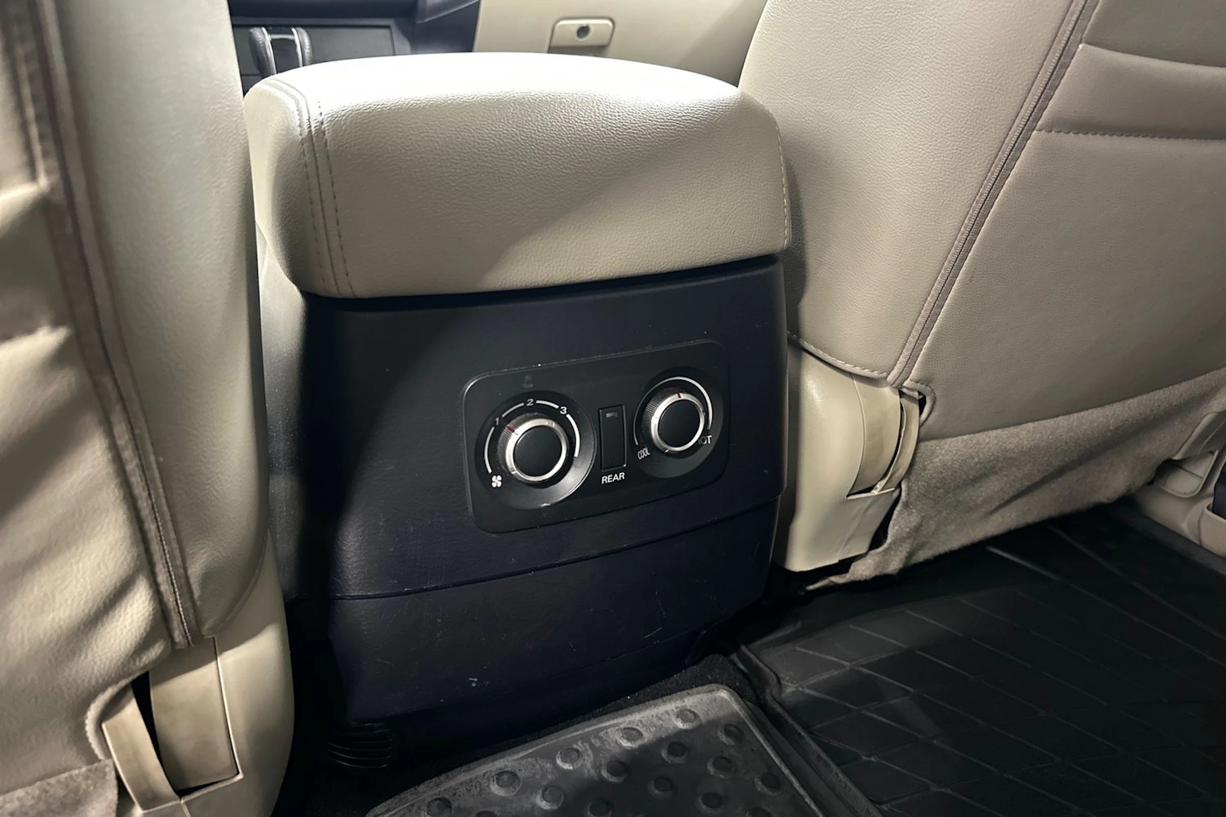 Ruskea (beige) Mitsubishi Pajero 2011 kuva 25.