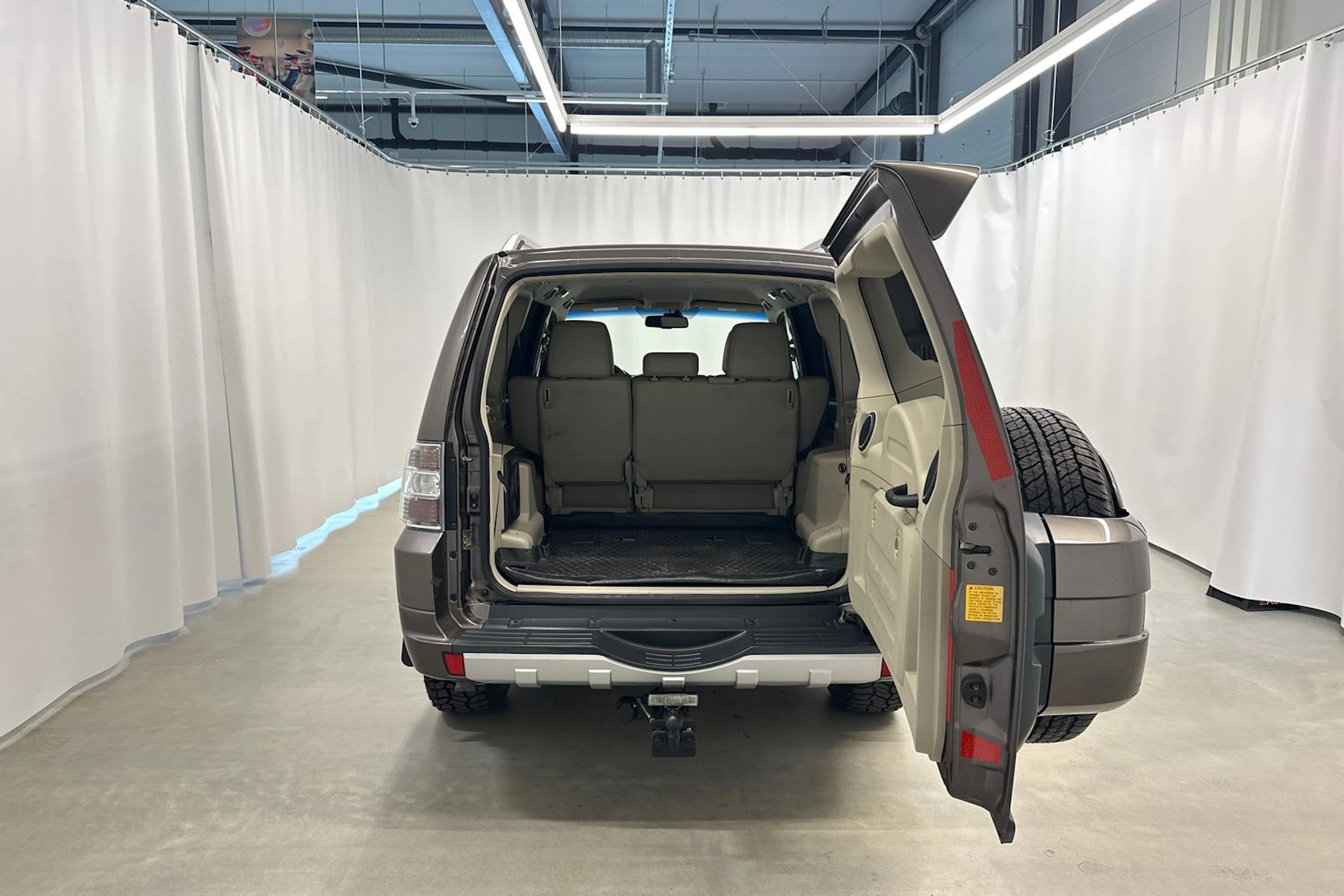 Ruskea (beige) Mitsubishi Pajero 2011 kuva 26.