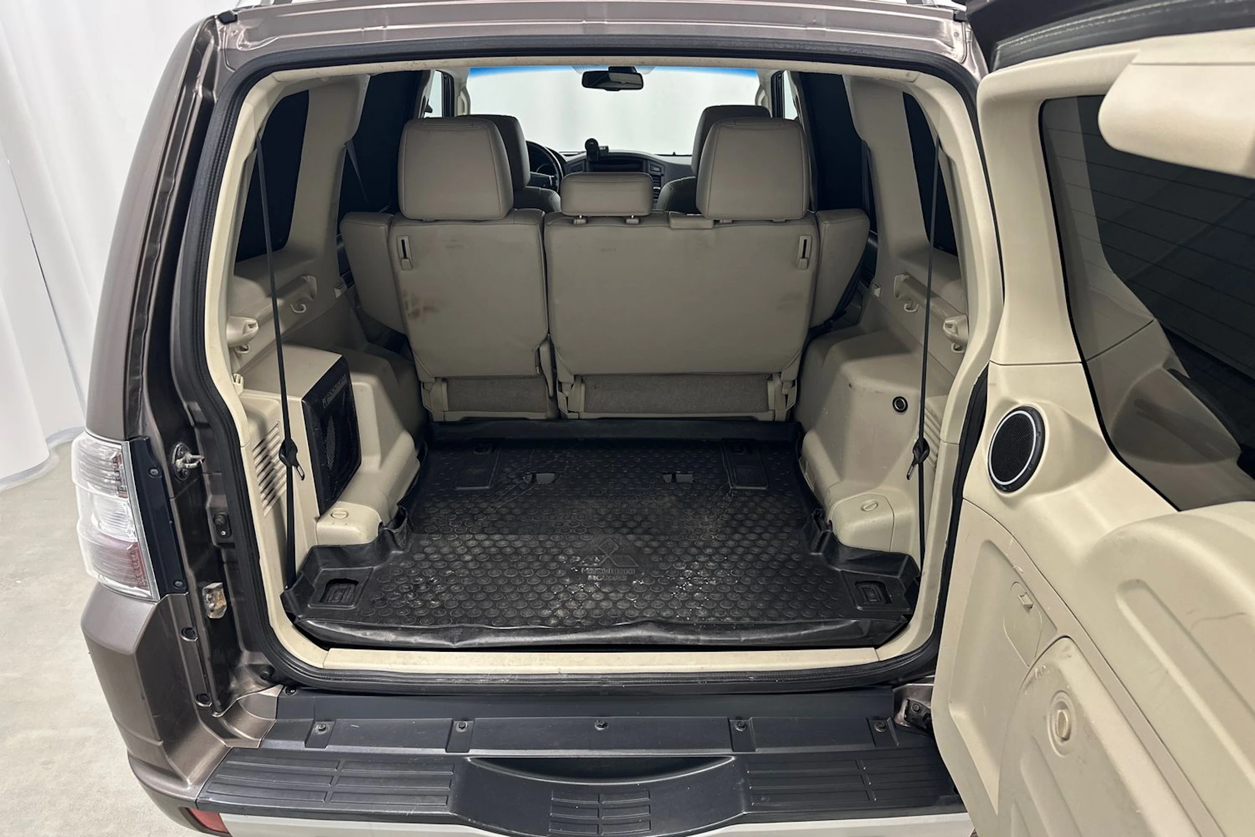 Ruskea (beige) Mitsubishi Pajero 2011 kuva 27.