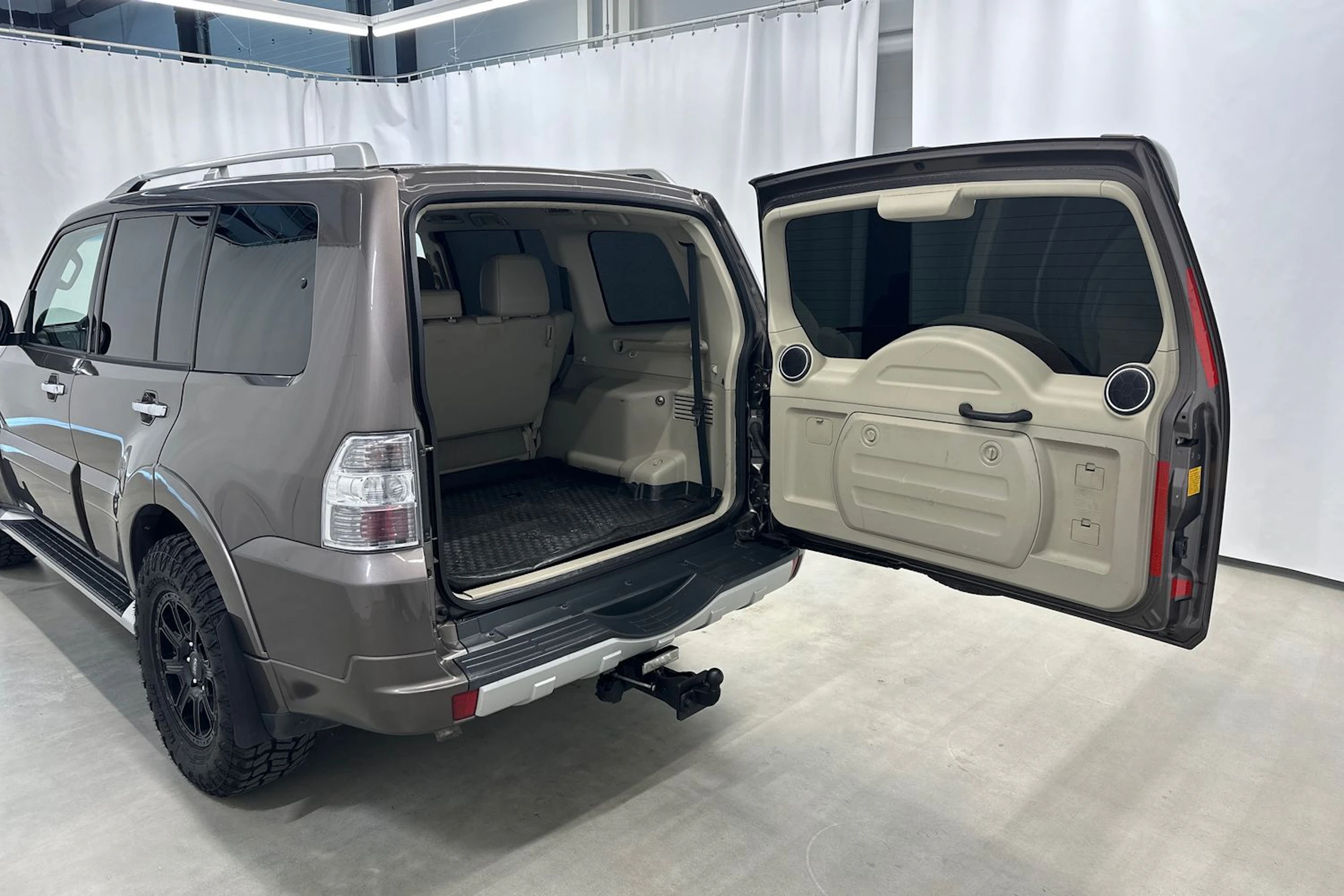 Ruskea (beige) Mitsubishi Pajero 2011 kuva 29.