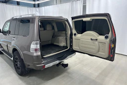 Ruskea (beige) Mitsubishi Pajero 2011 kuva 29.