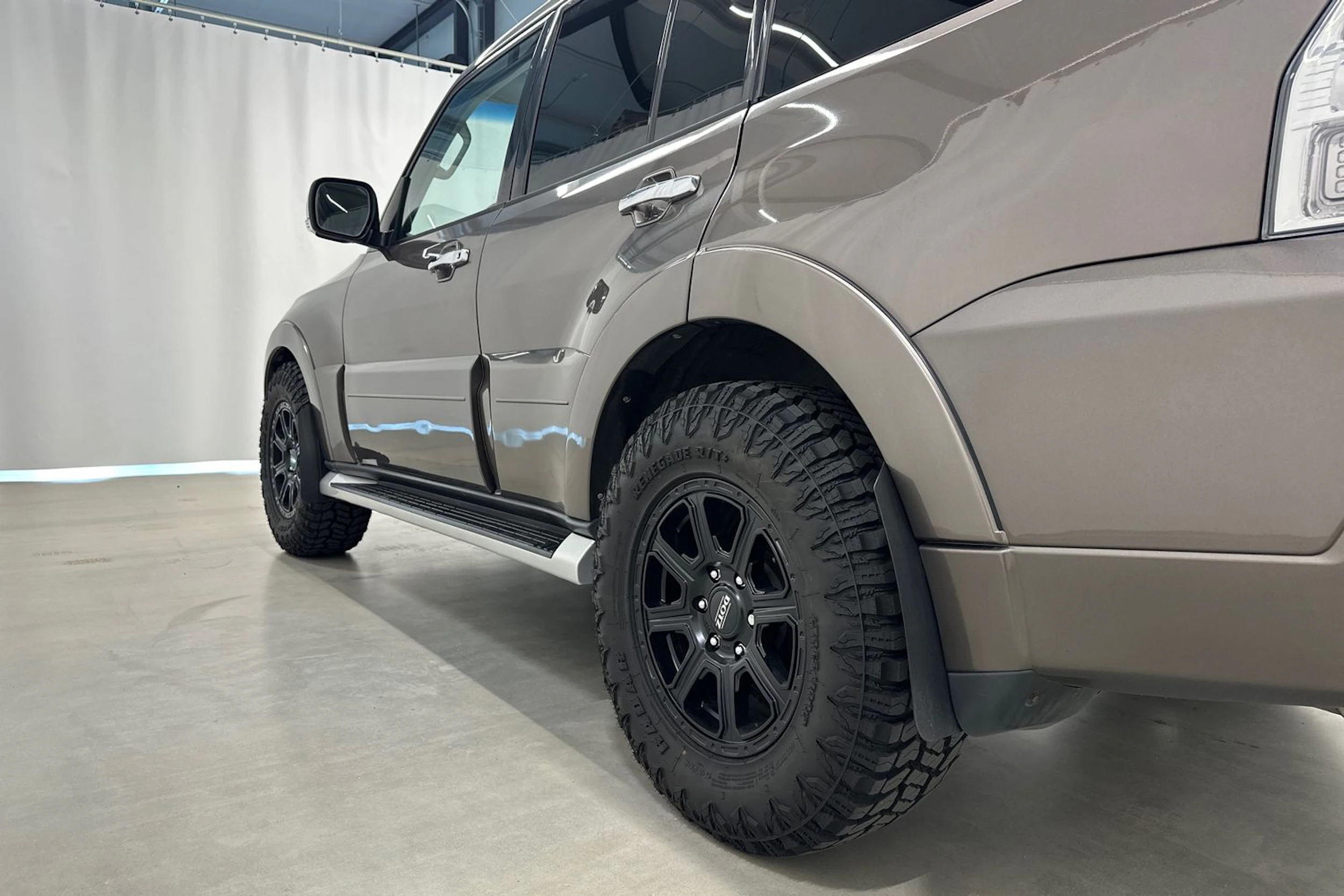 Ruskea (beige) Mitsubishi Pajero 2011 kuva 30.