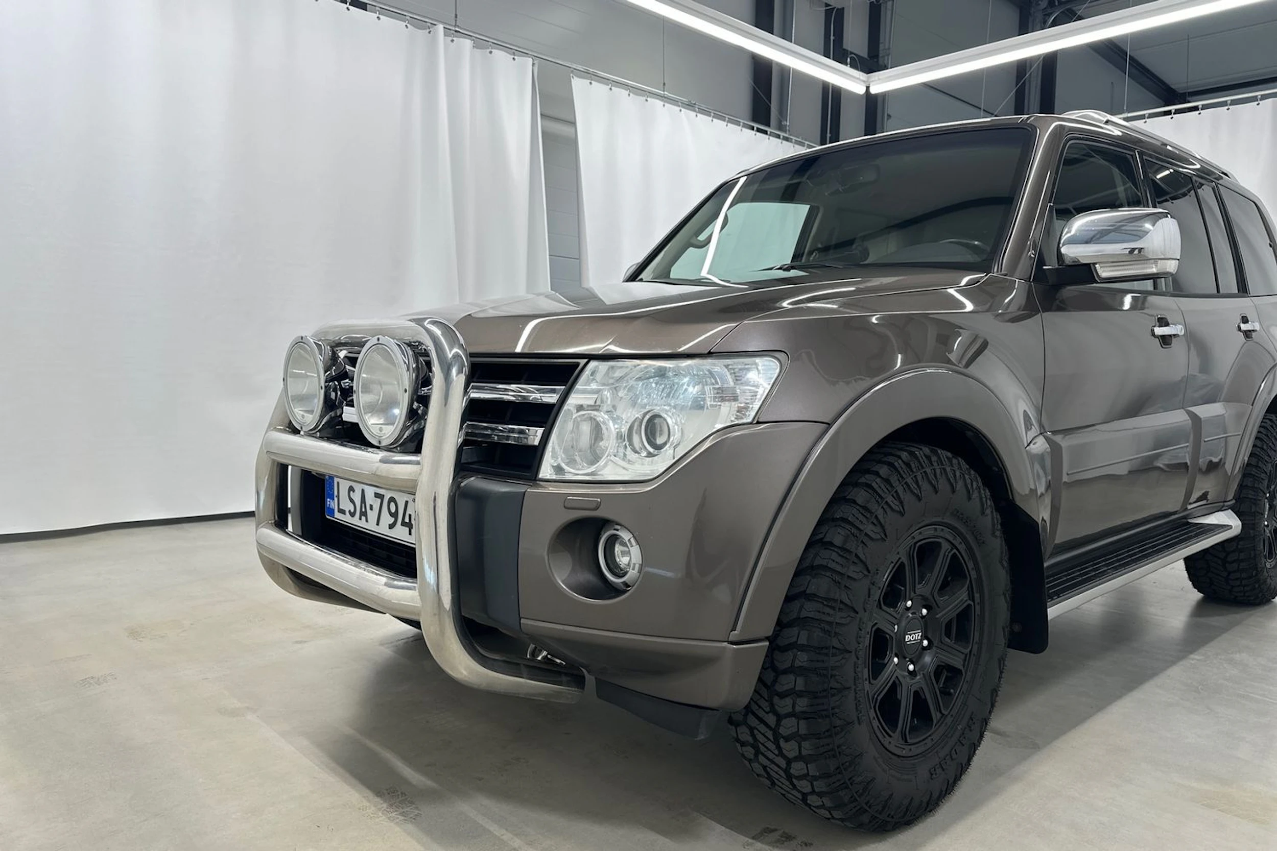 Ruskea (beige) Mitsubishi Pajero 2011 kuva 31.