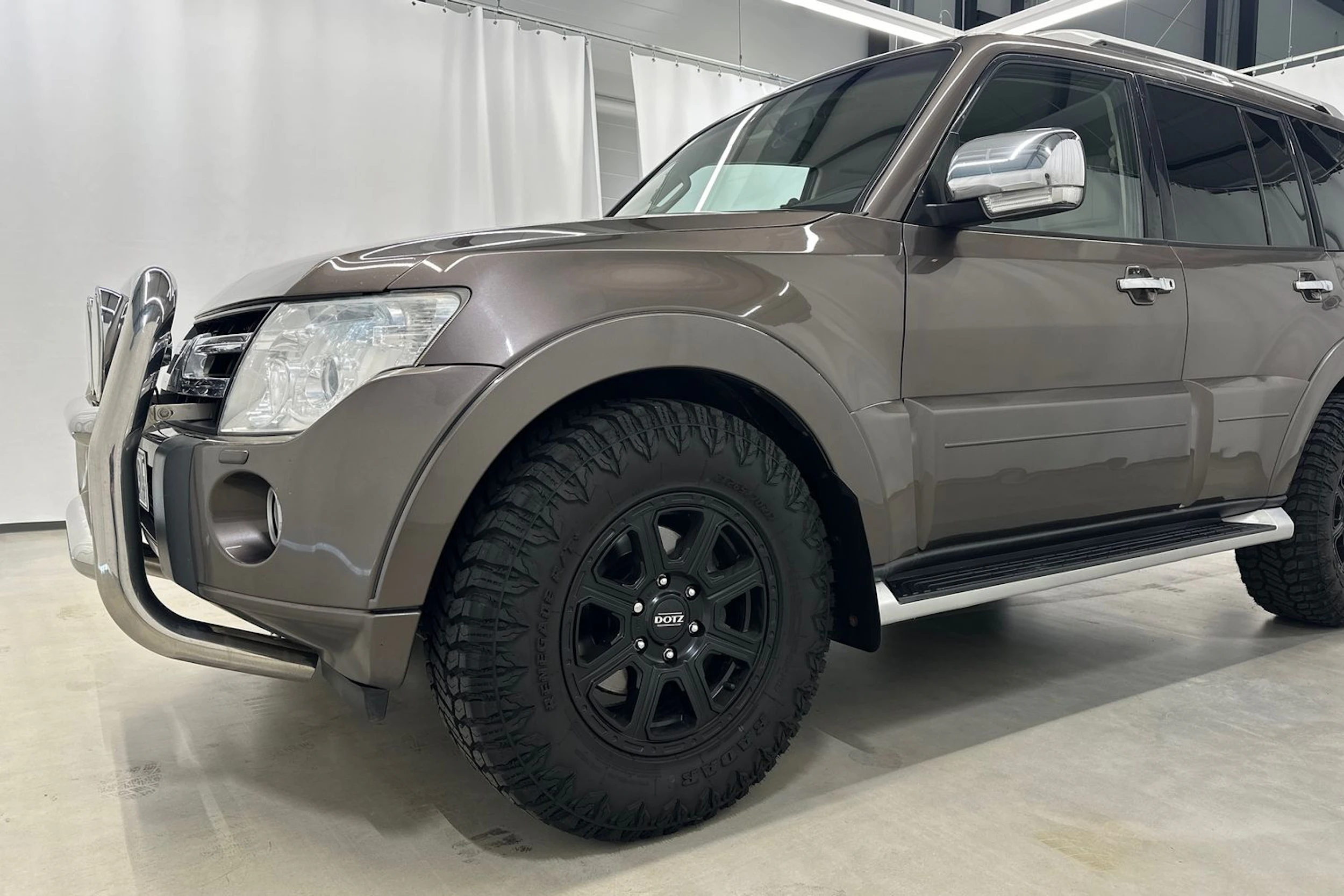 Ruskea (beige) Mitsubishi Pajero 2011 kuva 32.