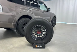 Ruskea (beige) Mitsubishi Pajero 2011 kuva 33.
