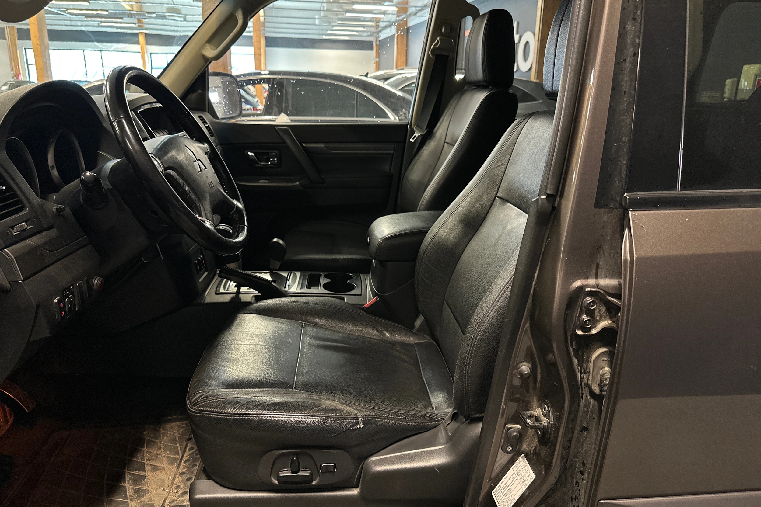 met. ruskea (beige) Mitsubishi Pajero 2015 kuva 4.
