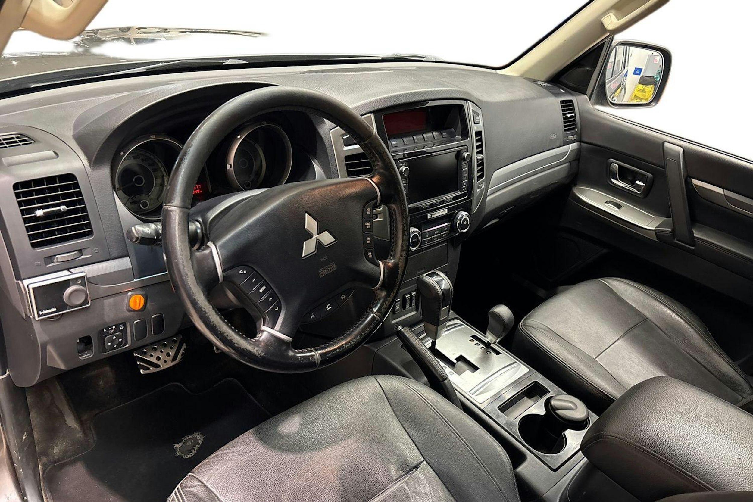 ruskea (beige) Mitsubishi Pajero 2015 kuva 7.