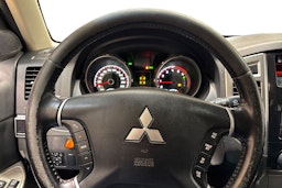 ruskea (beige) Mitsubishi Pajero 2015 kuva 9.