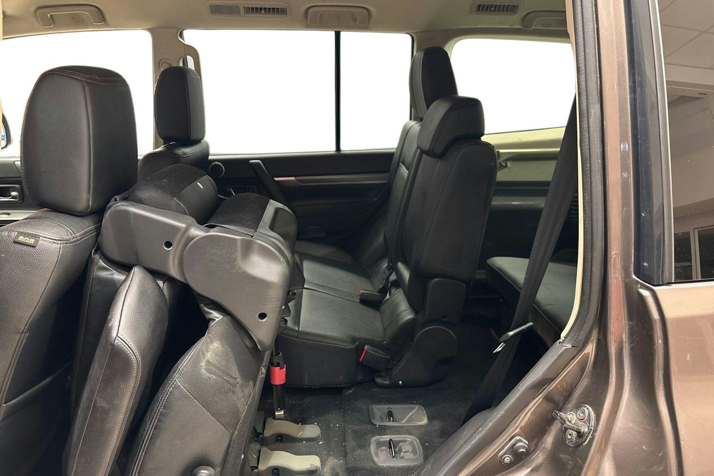 ruskea (beige) Mitsubishi Pajero 2015 kuva 10.