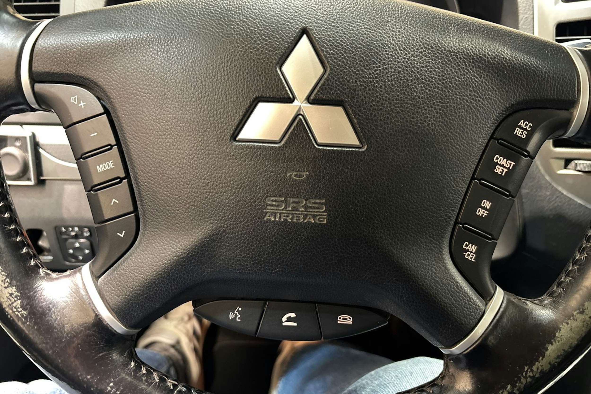 ruskea (beige) Mitsubishi Pajero 2015 kuva 16.