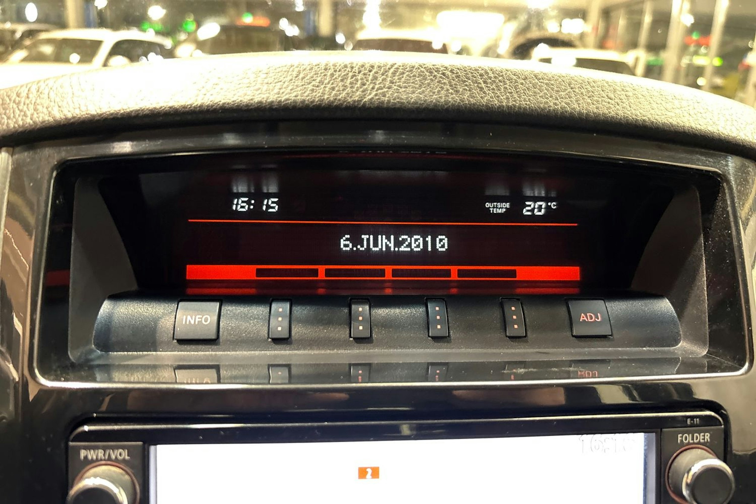 ruskea (beige) Mitsubishi Pajero 2015 kuva 18.