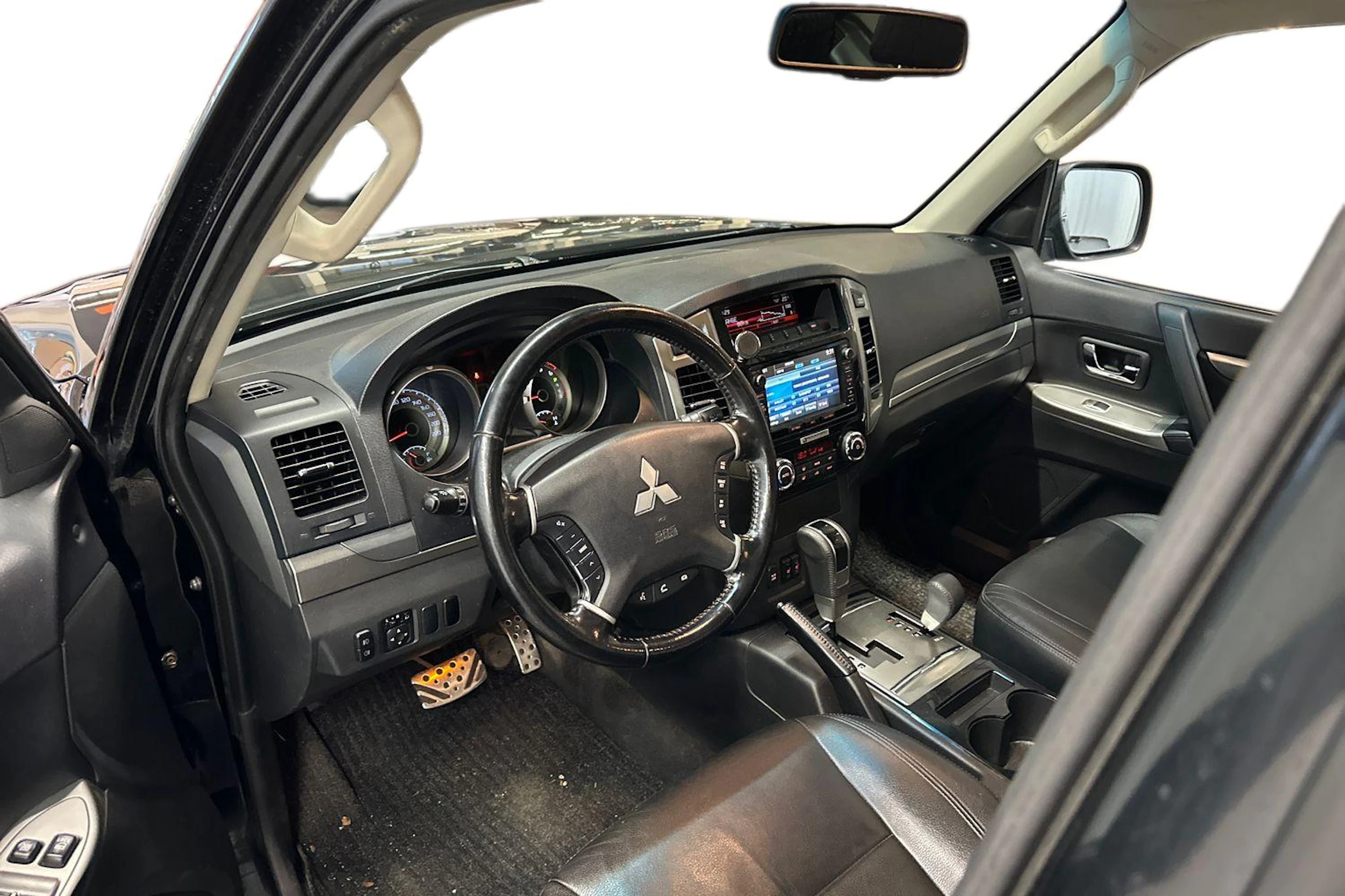 musta Mitsubishi Pajero 2015 kuva 3.