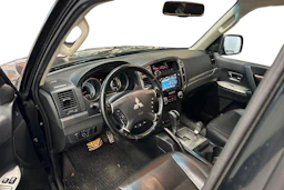musta Mitsubishi Pajero 2015 kuva 3.