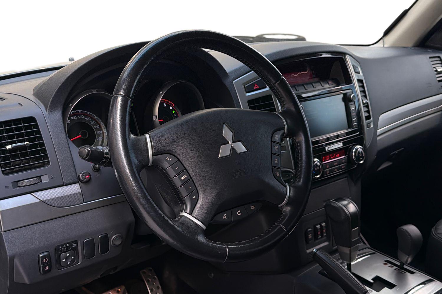 Mitsubishi Pajero 3,2 Di-D Instyle 2015, bild 6/28