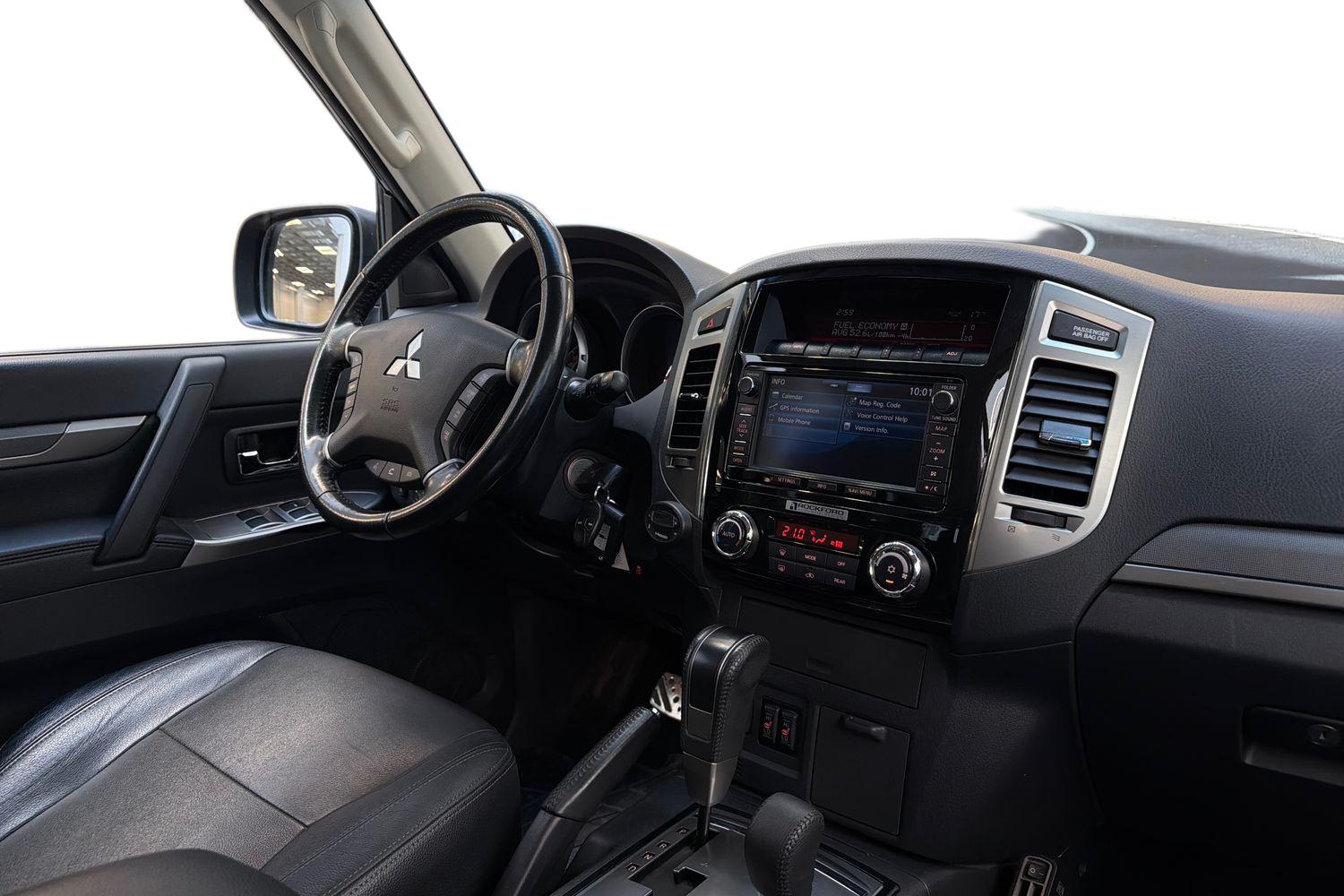 Mitsubishi Pajero 3,2 Di-D Instyle 2015, bild 7/28
