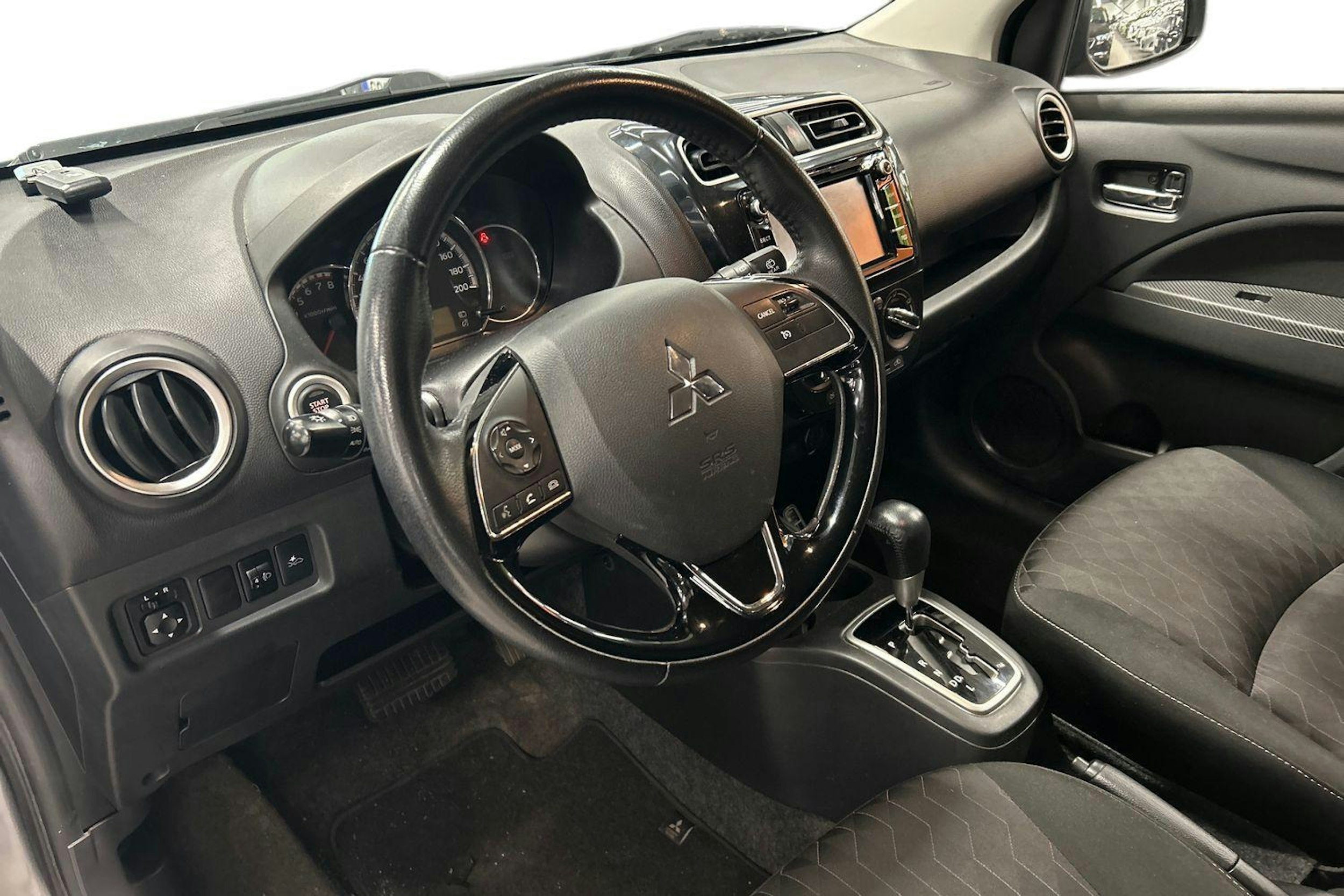 harmaa Mitsubishi Space Star 2020 kuva 3.