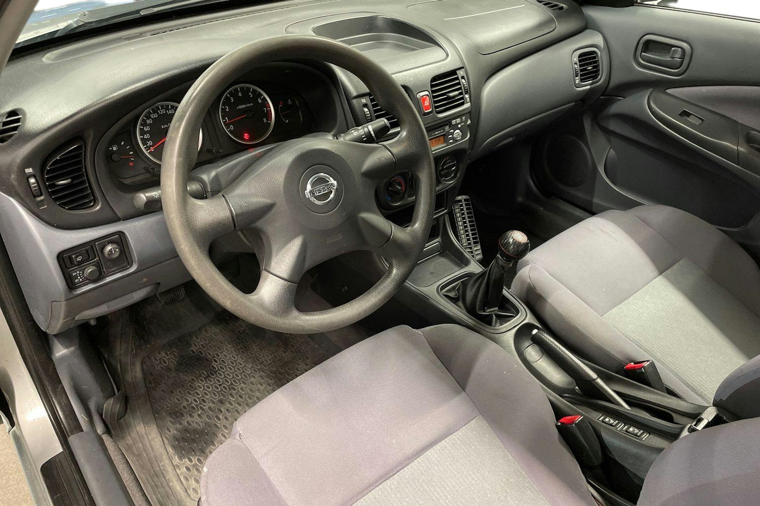 hopea Nissan Almera 2004 kuva 6.