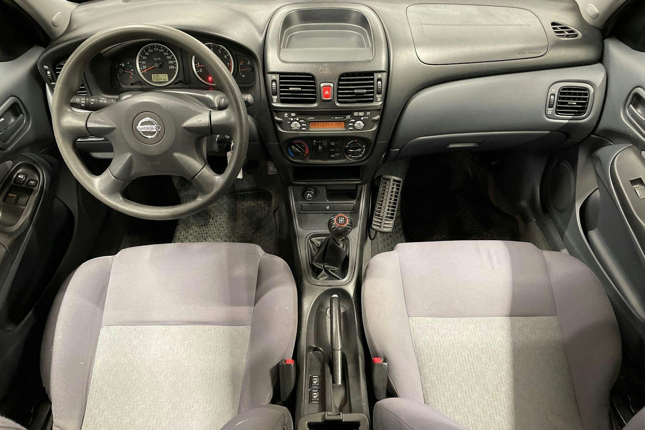 hopea Nissan Almera 2004 kuva 7.