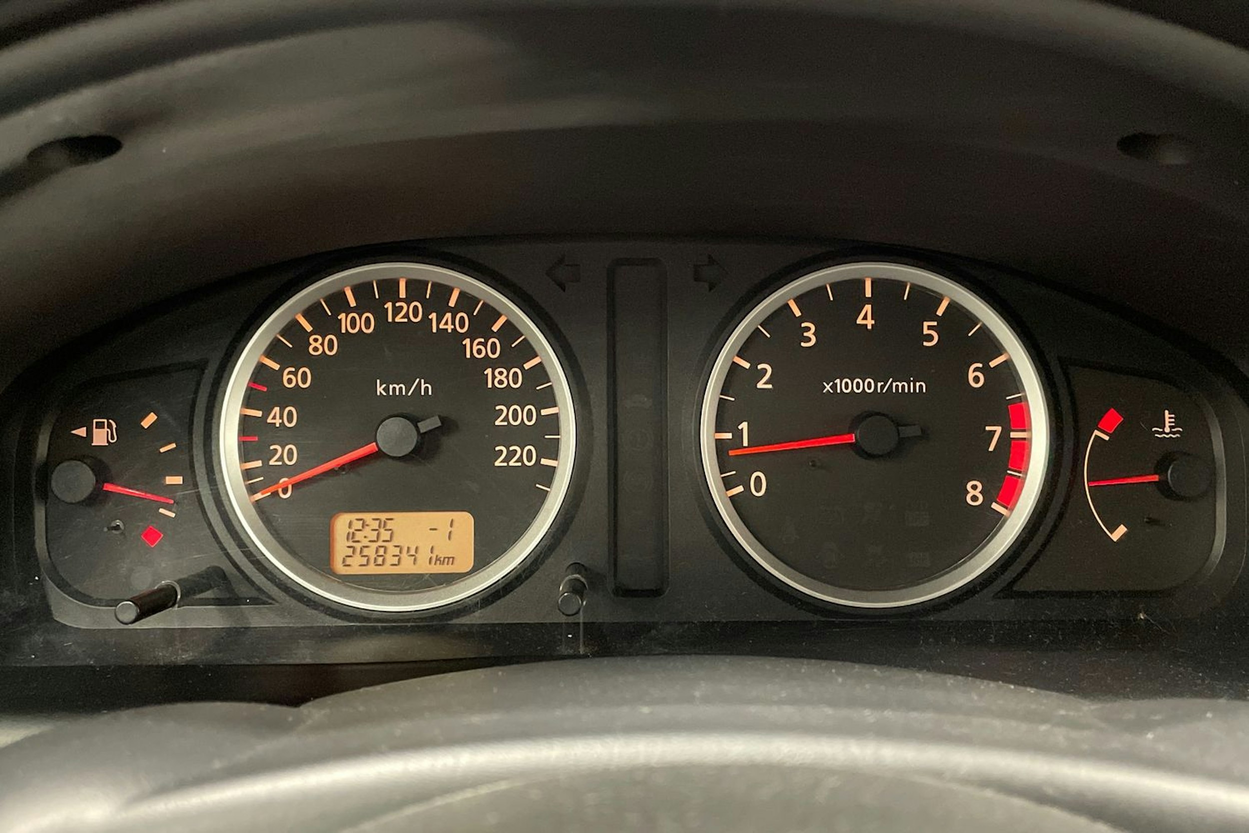 hopea Nissan Almera 2004 kuva 12.