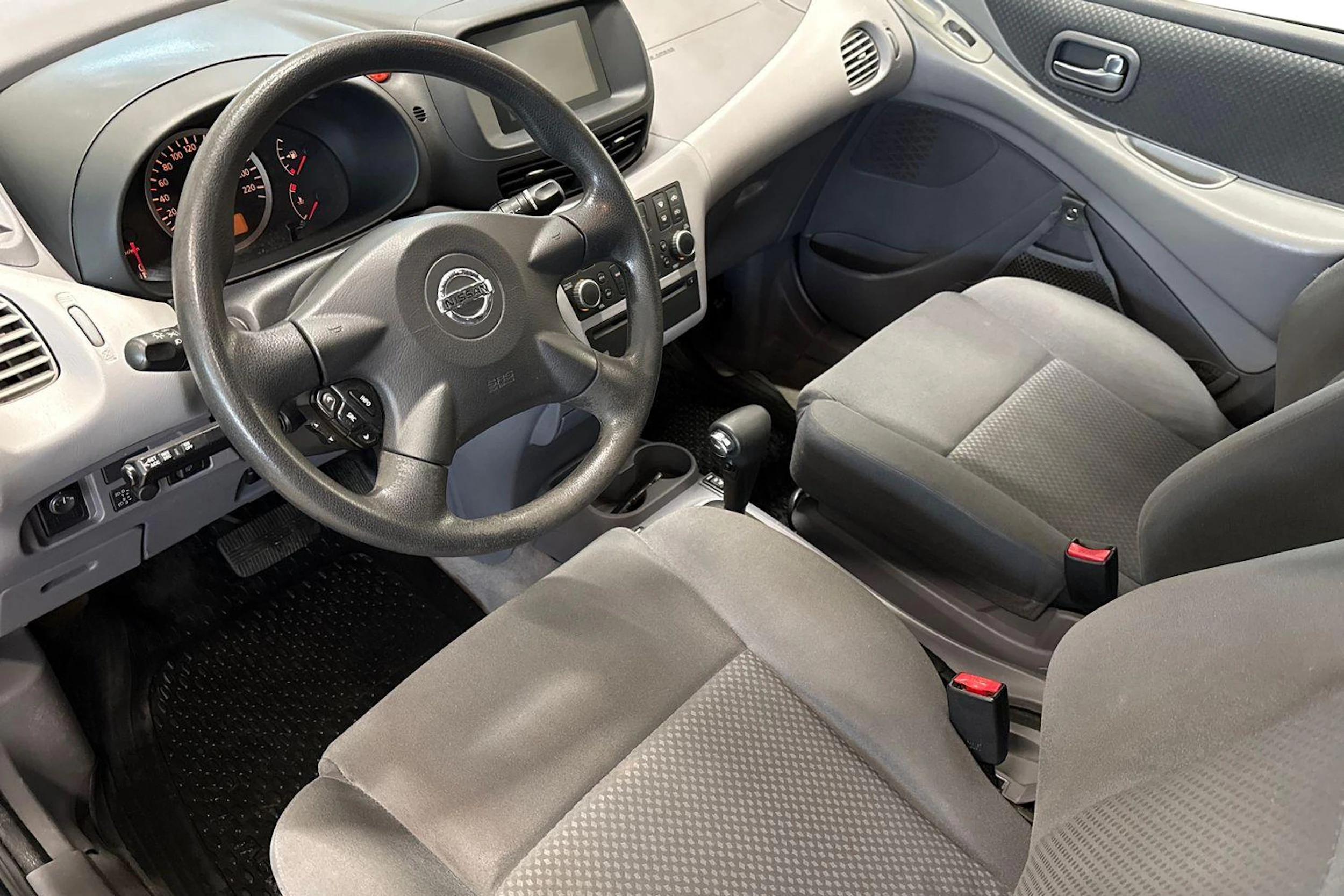 sininen Nissan Almera 2004 kuva 8.