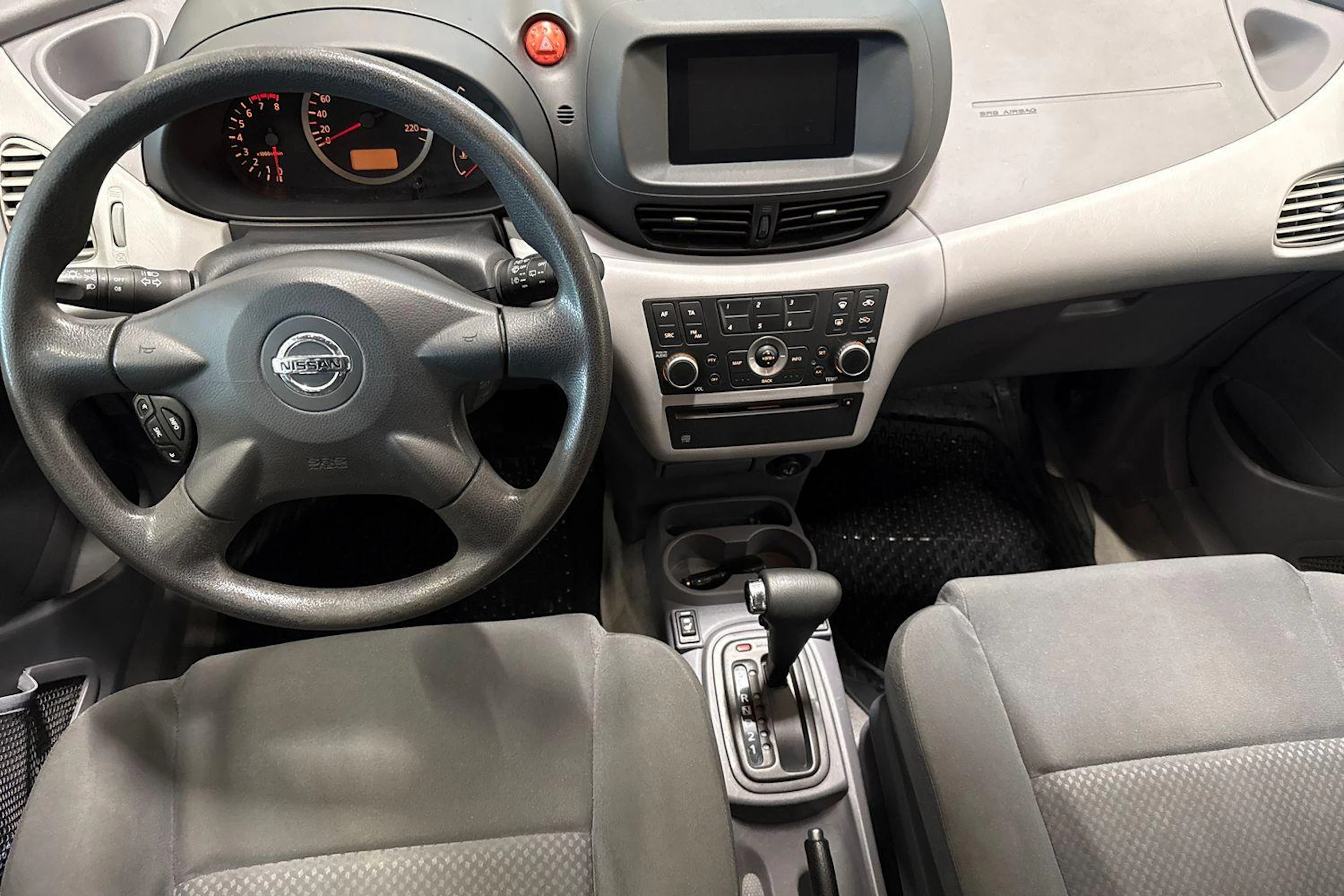 sininen Nissan Almera 2004 kuva 9.