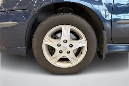 sininen Nissan Almera 2004 kuva 12.