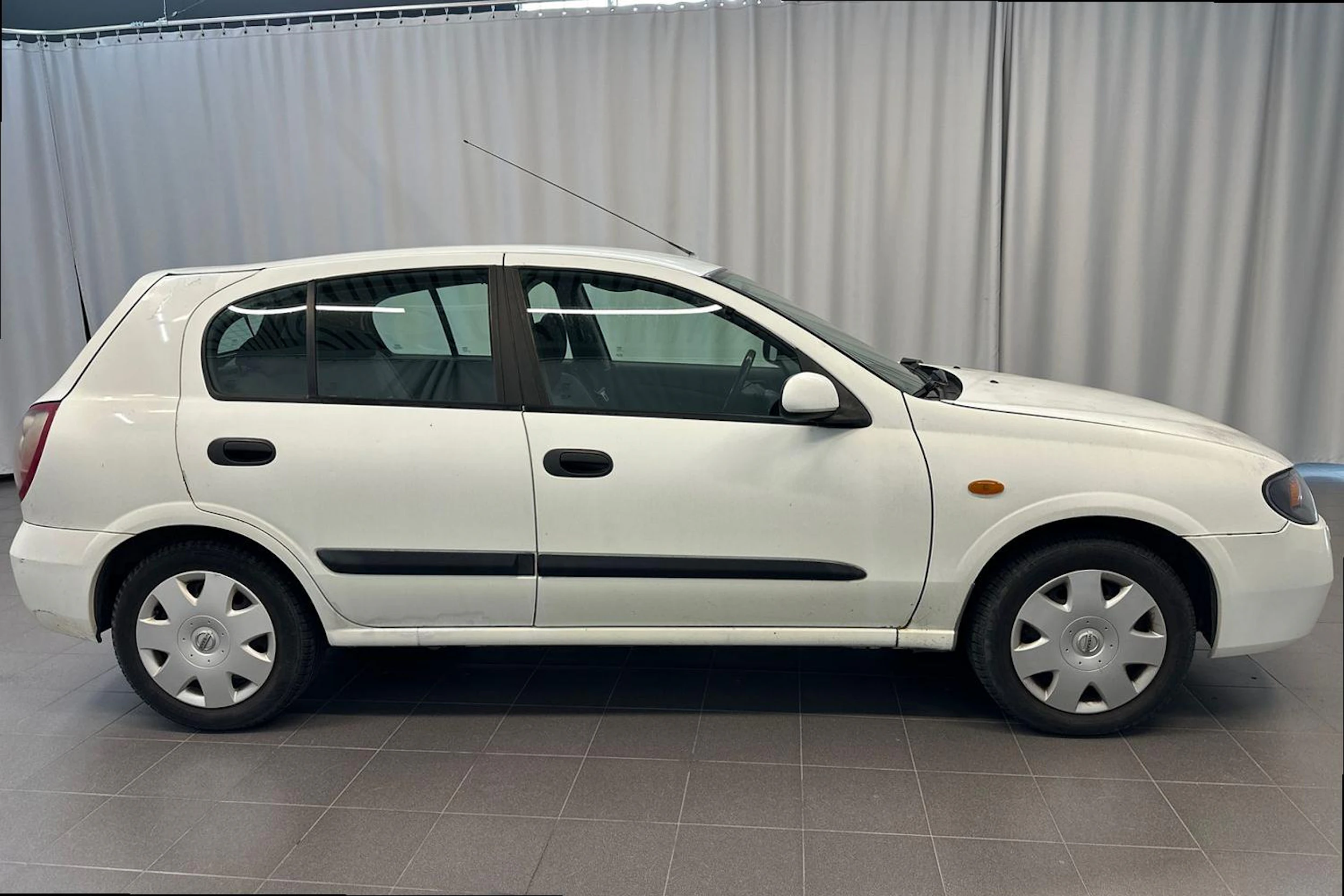 Valkoinen Nissan ALMERA 2004 kuva 8.