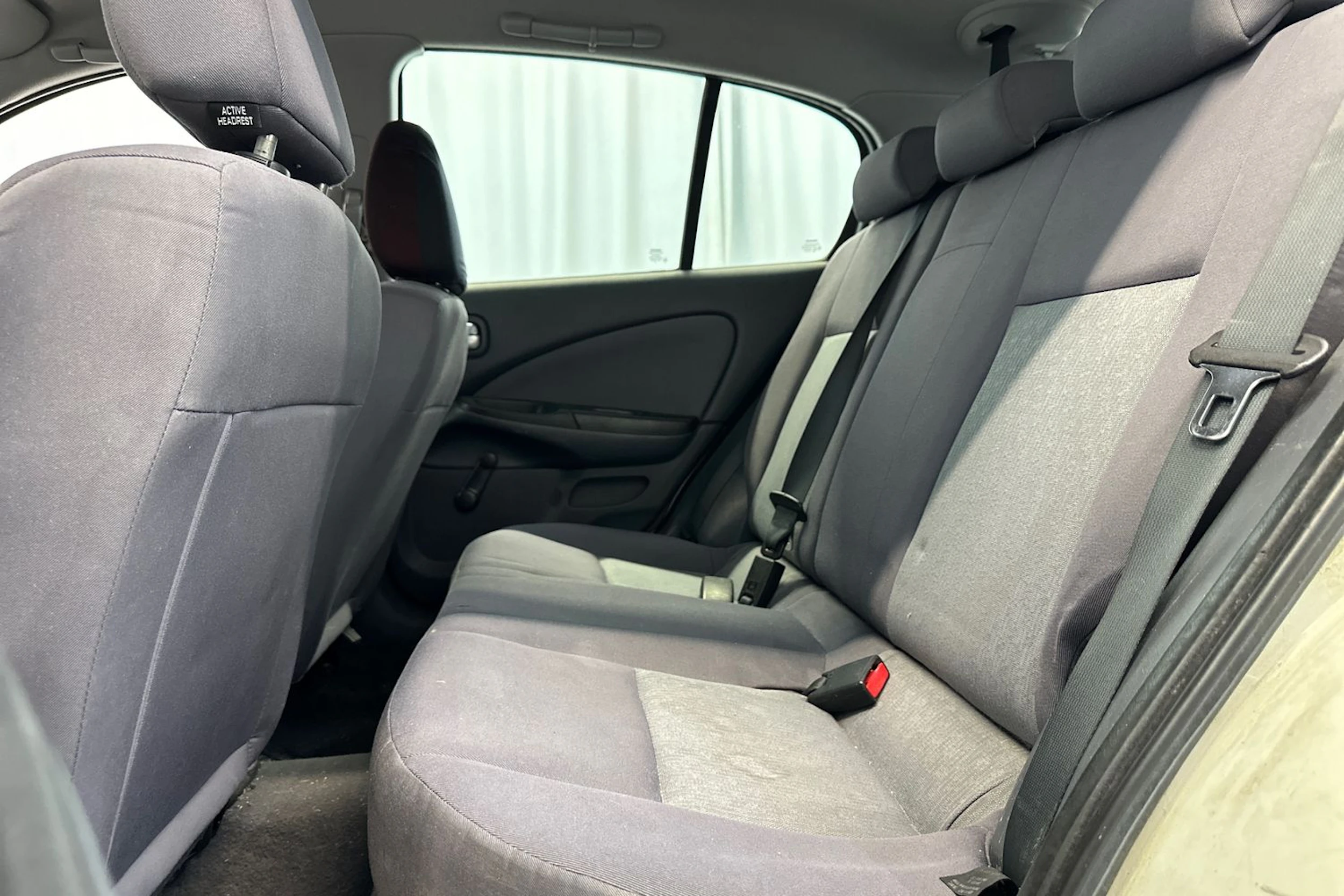 Valkoinen Nissan ALMERA 2004 kuva 11.