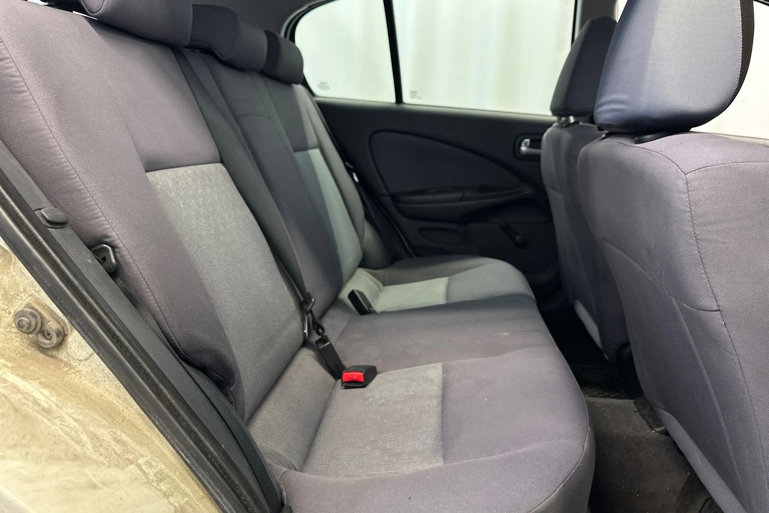 Valkoinen Nissan ALMERA 2004 kuva 13.