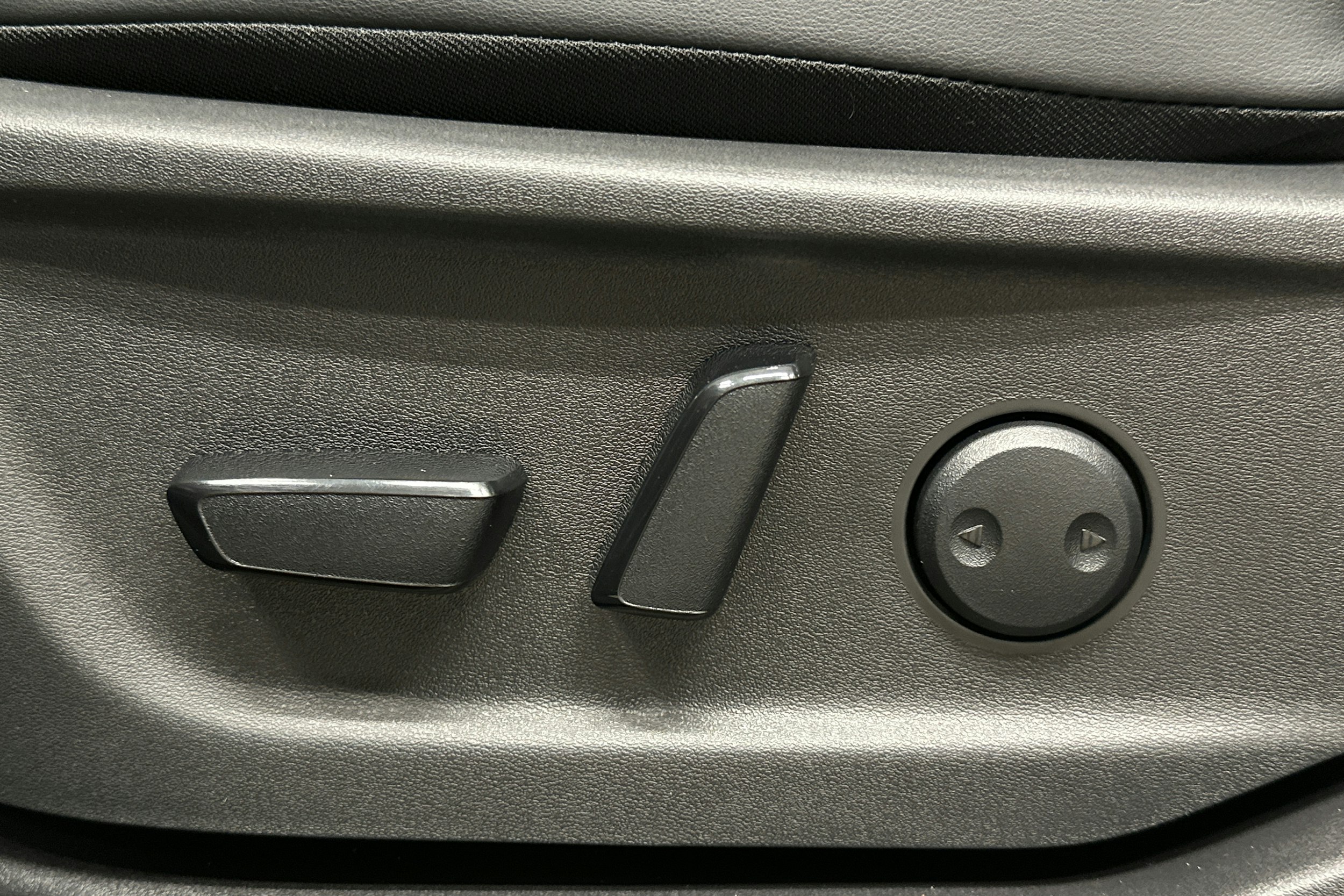 harmaa Nissan Ariya 2022 kuva 17.