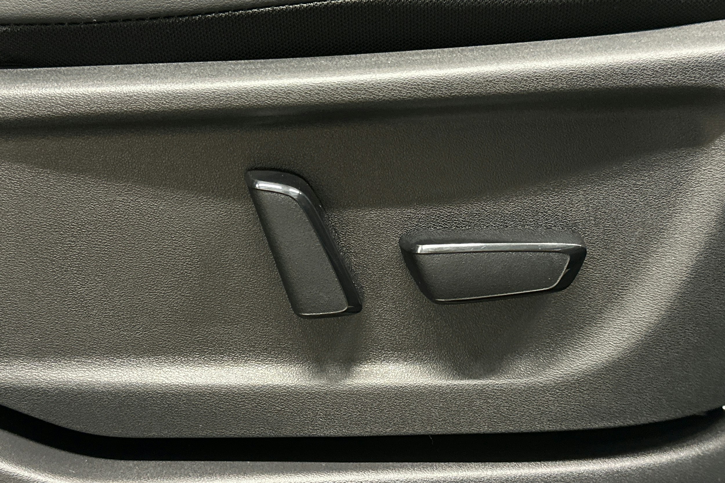 harmaa Nissan Ariya 2022 kuva 18.