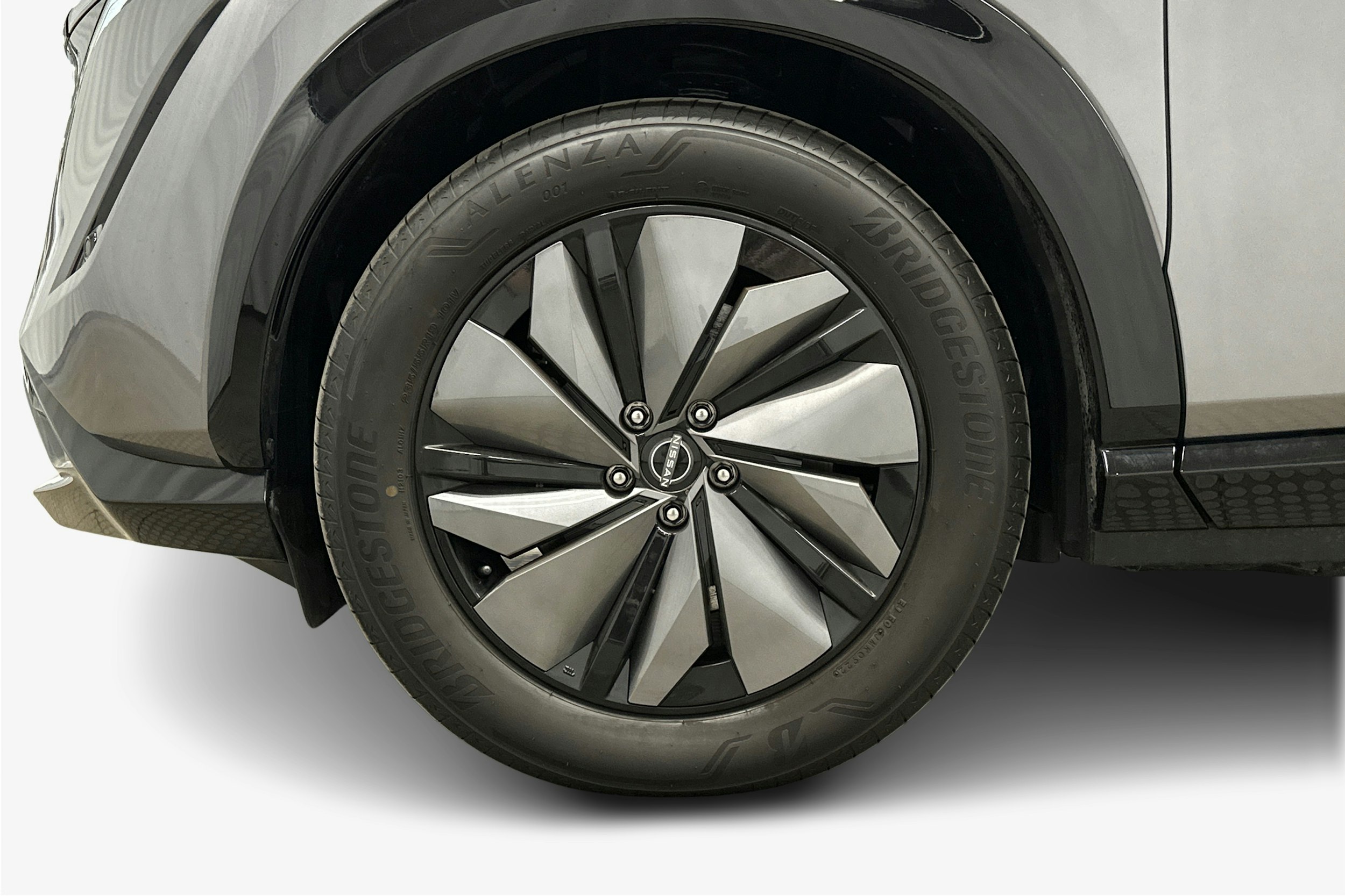 harmaa Nissan Ariya 2022 kuva 11.
