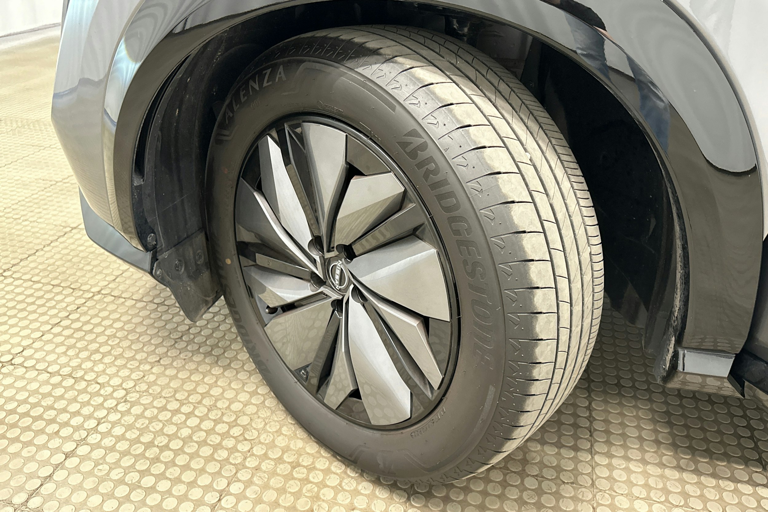 harmaa Nissan Ariya 2022 kuva 13.