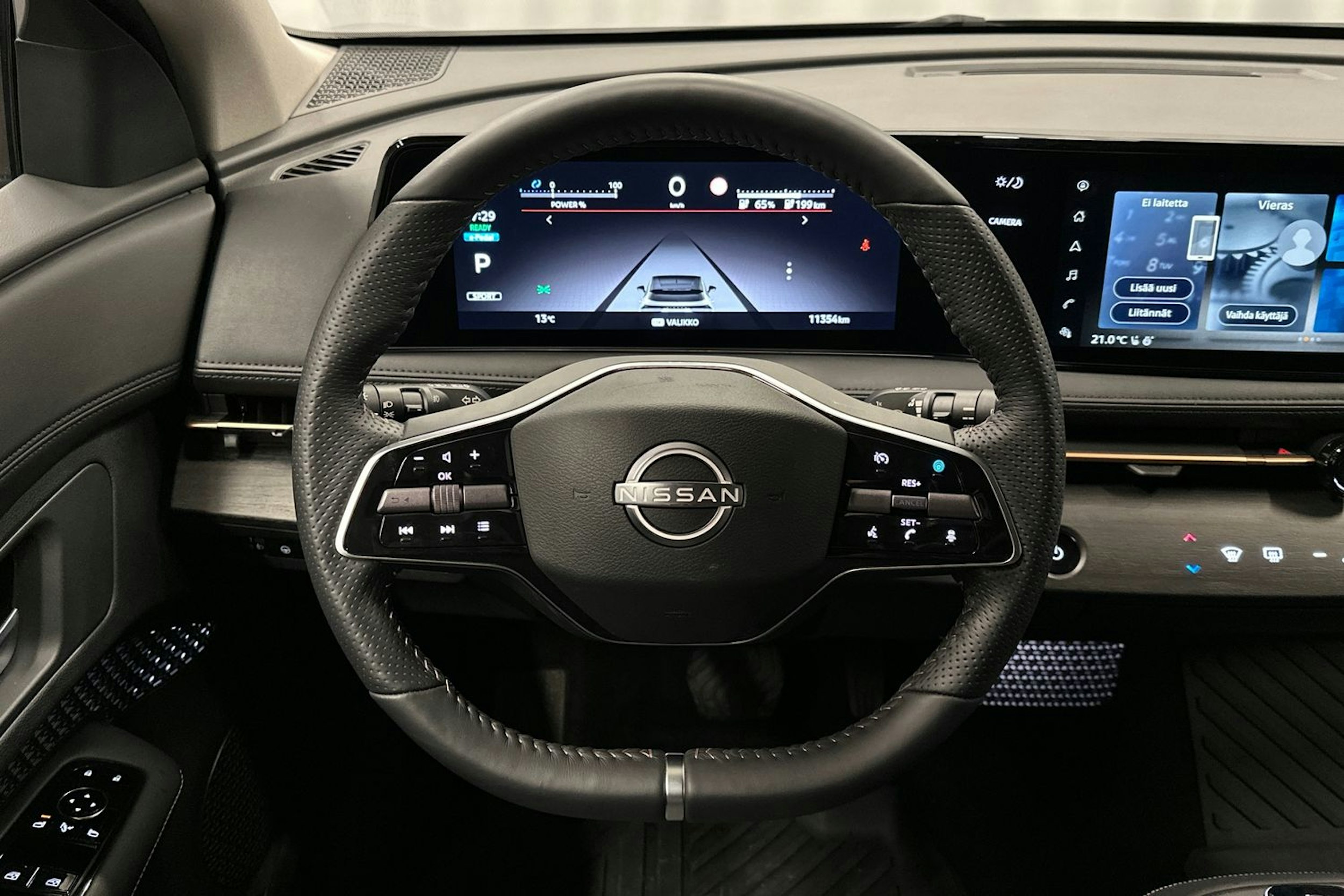 violetti Nissan Ariya 2022 kuva 19.