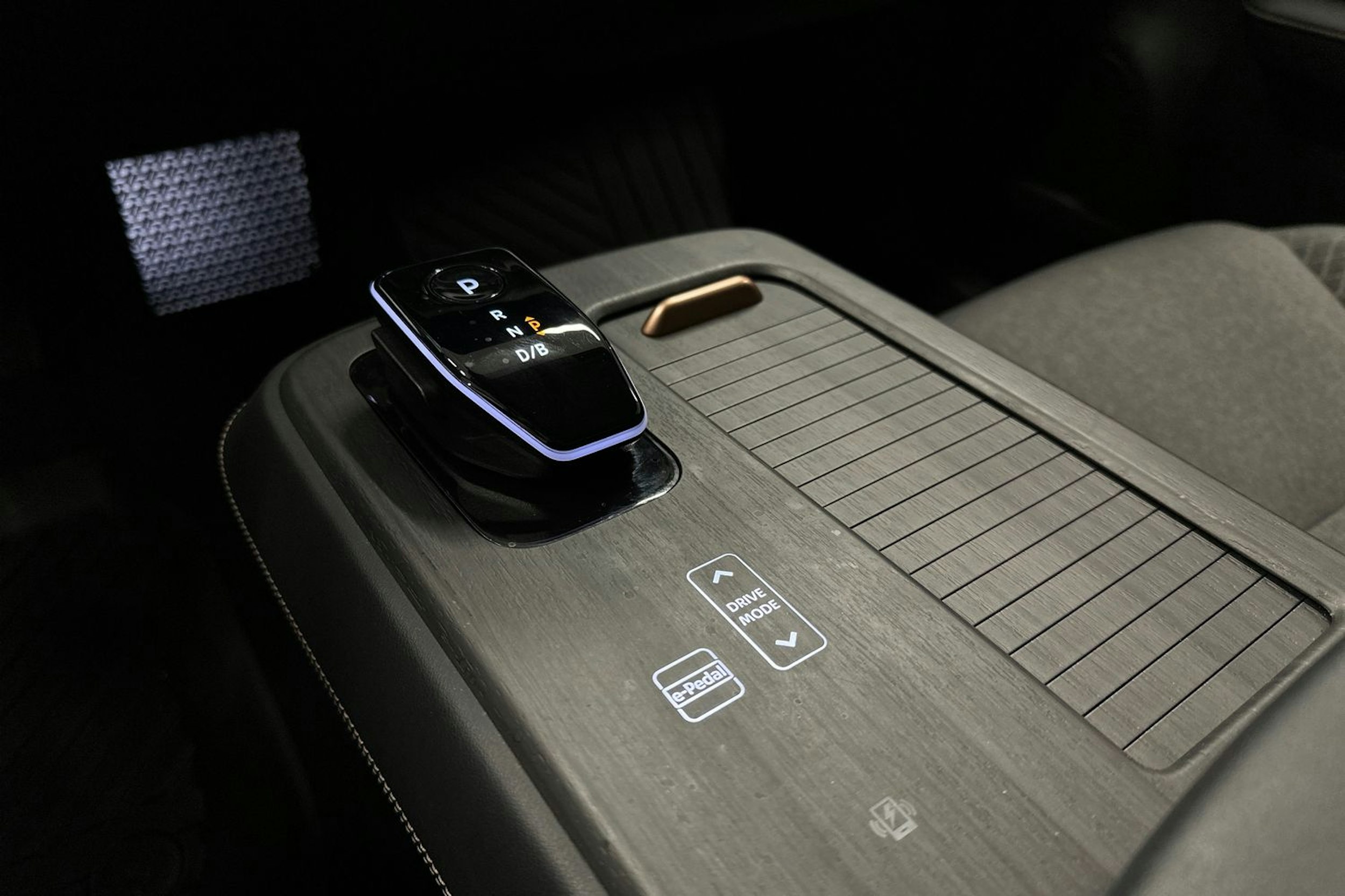violetti Nissan Ariya 2022 kuva 24.
