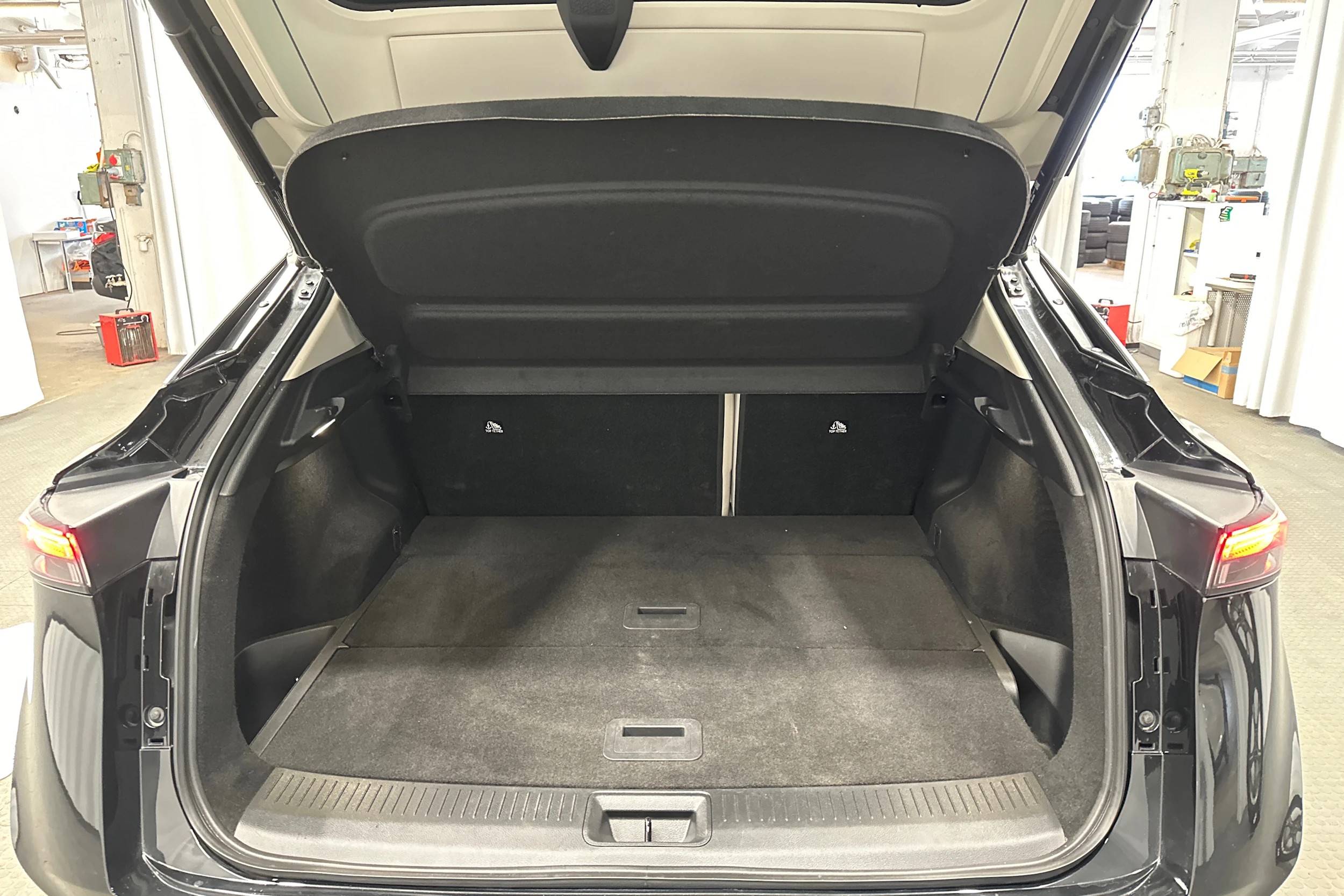 musta Nissan Ariya 2022 kuva 33.